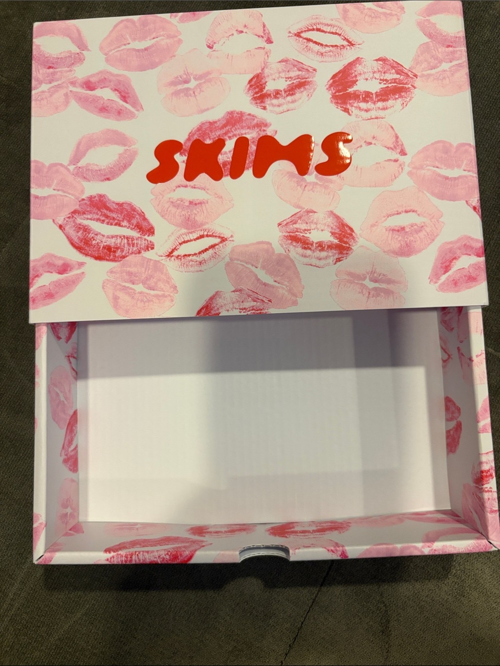 Skims Lips Pullout Box ~ NEW ~ limited edition ~ in perfect condition